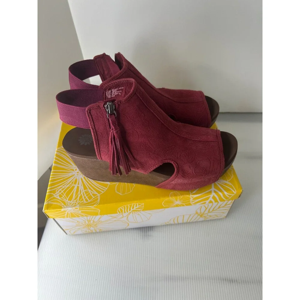 Yellow Box Sheridan Burgundy Embossed Floral Wedge Sandals Peep Toe Tassel 9 M